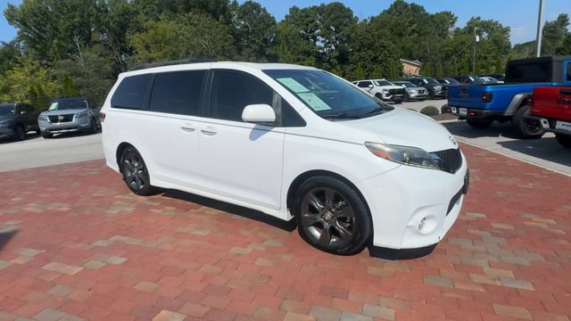 Used 2015 Toyota Sienna SE w/ SE Preferred Package FWD image 4