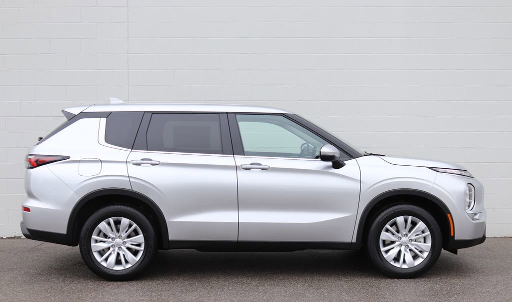 New 2026 Mitsubishi Outlander ES image 2