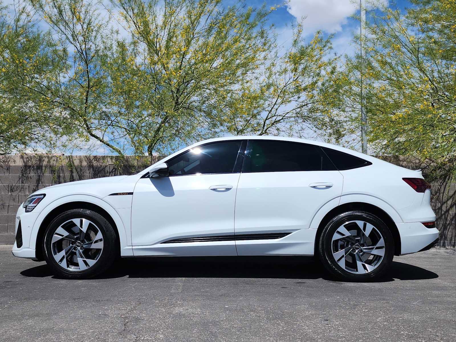 Used 2022 Audi e-tron Premium image 6