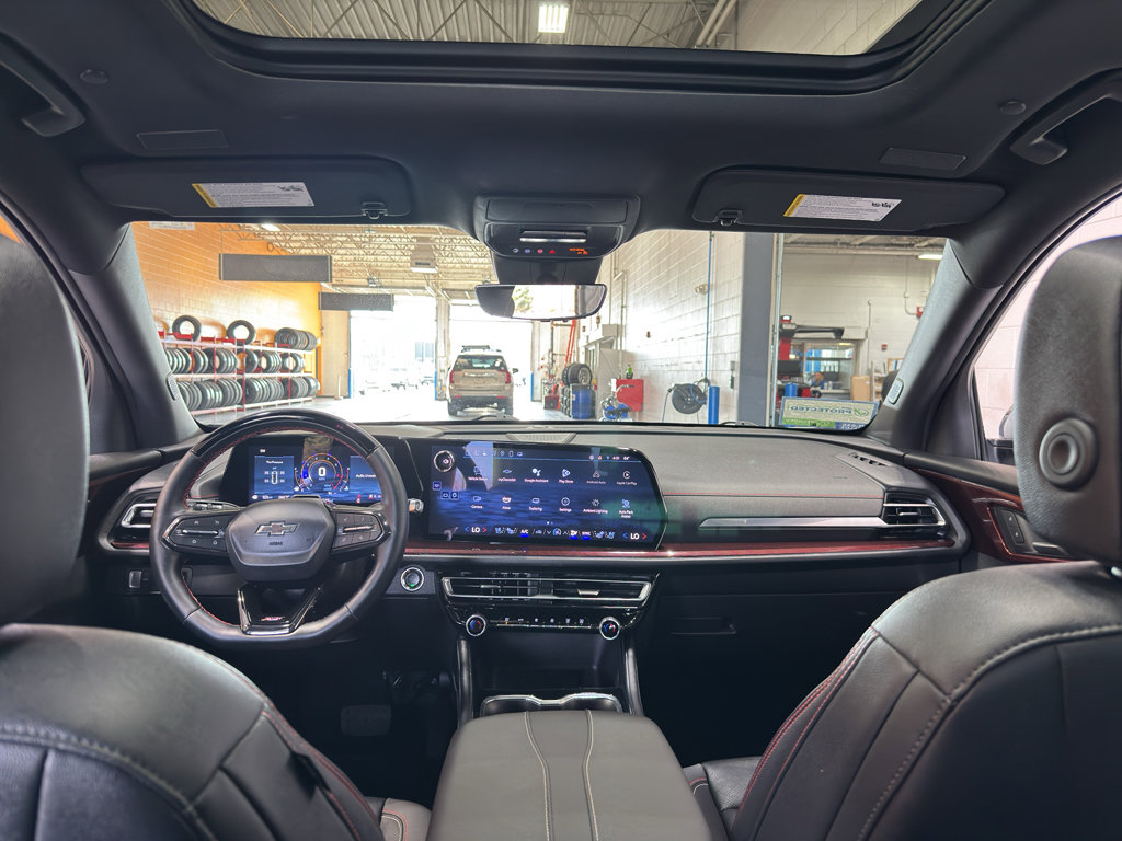 Used 2025 Chevrolet Traverse RS image 18