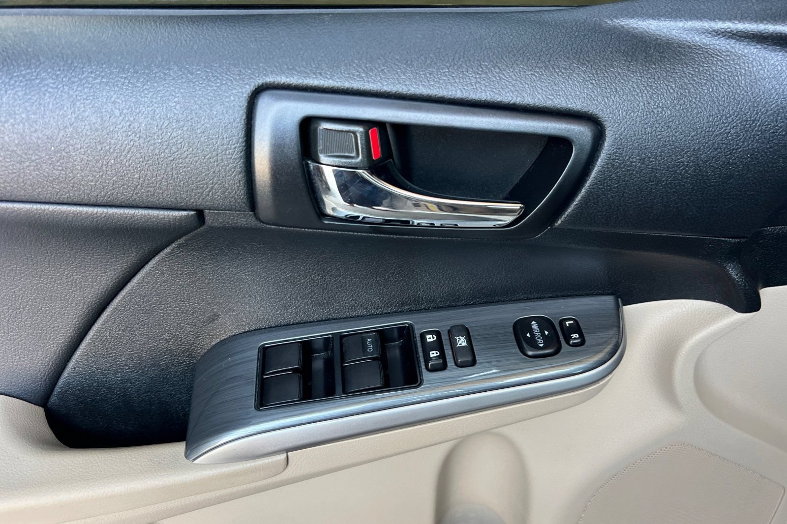 Used 2014 Toyota Camry LE FWD image 12