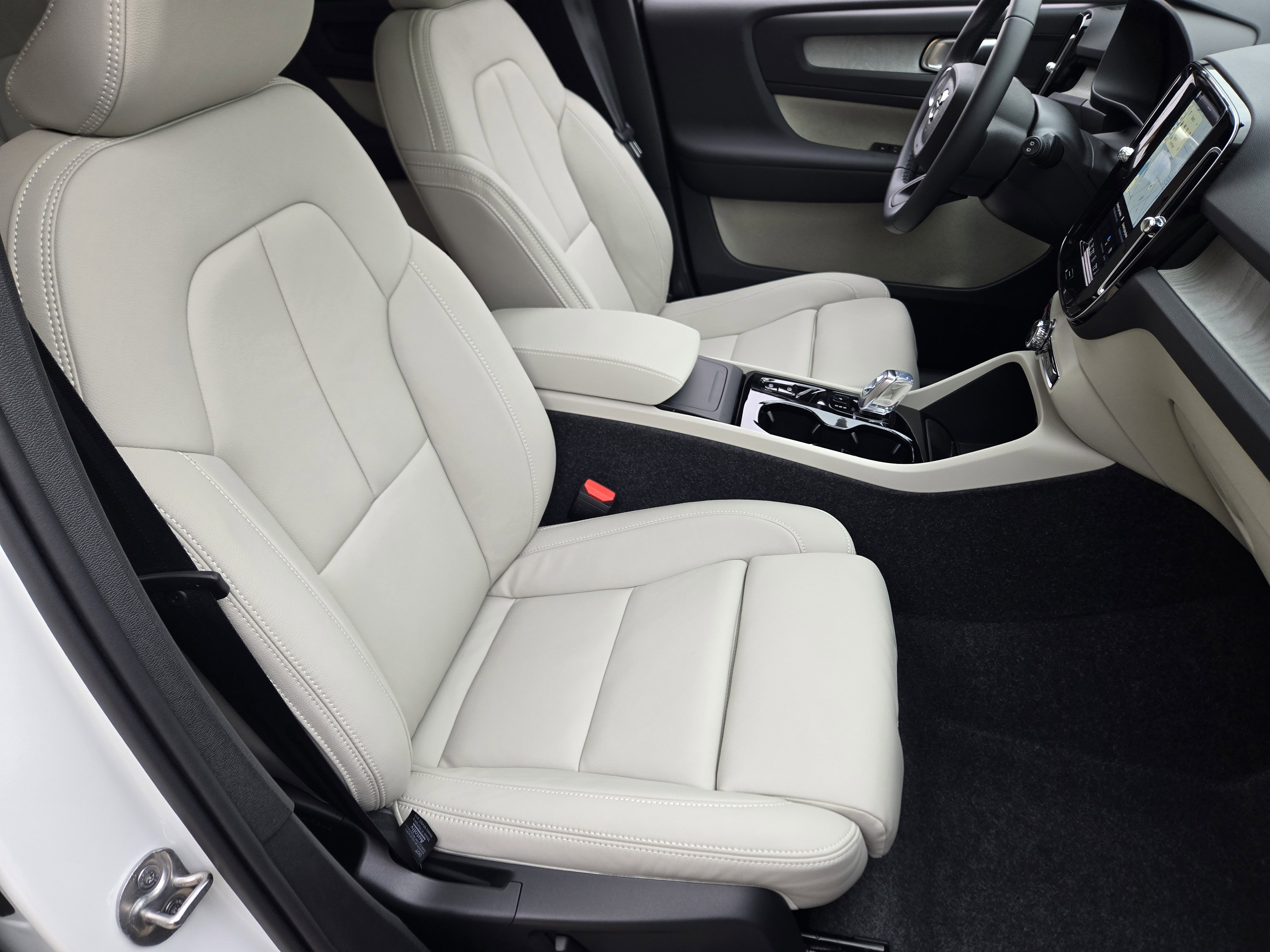 New 2026 Volvo XC40 B5 Plus w/ Protection Package Premier image 16