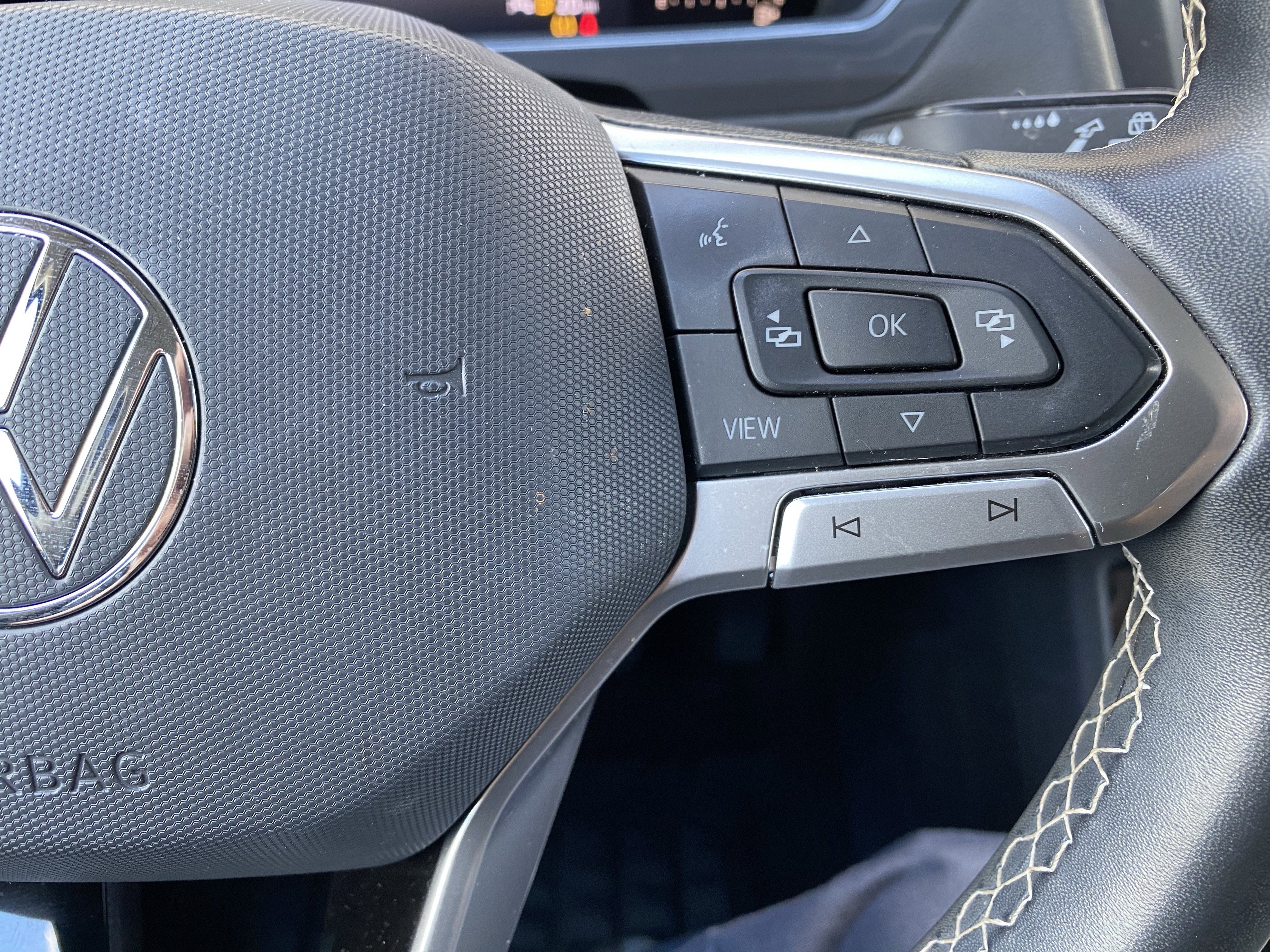 Used 2022 Volkswagen Tiguan SE w/ Panoramic Sunroof Package FWD image 7