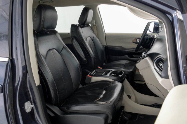Used 2019 Chrysler Pacifica Touring-L FWD image 40
