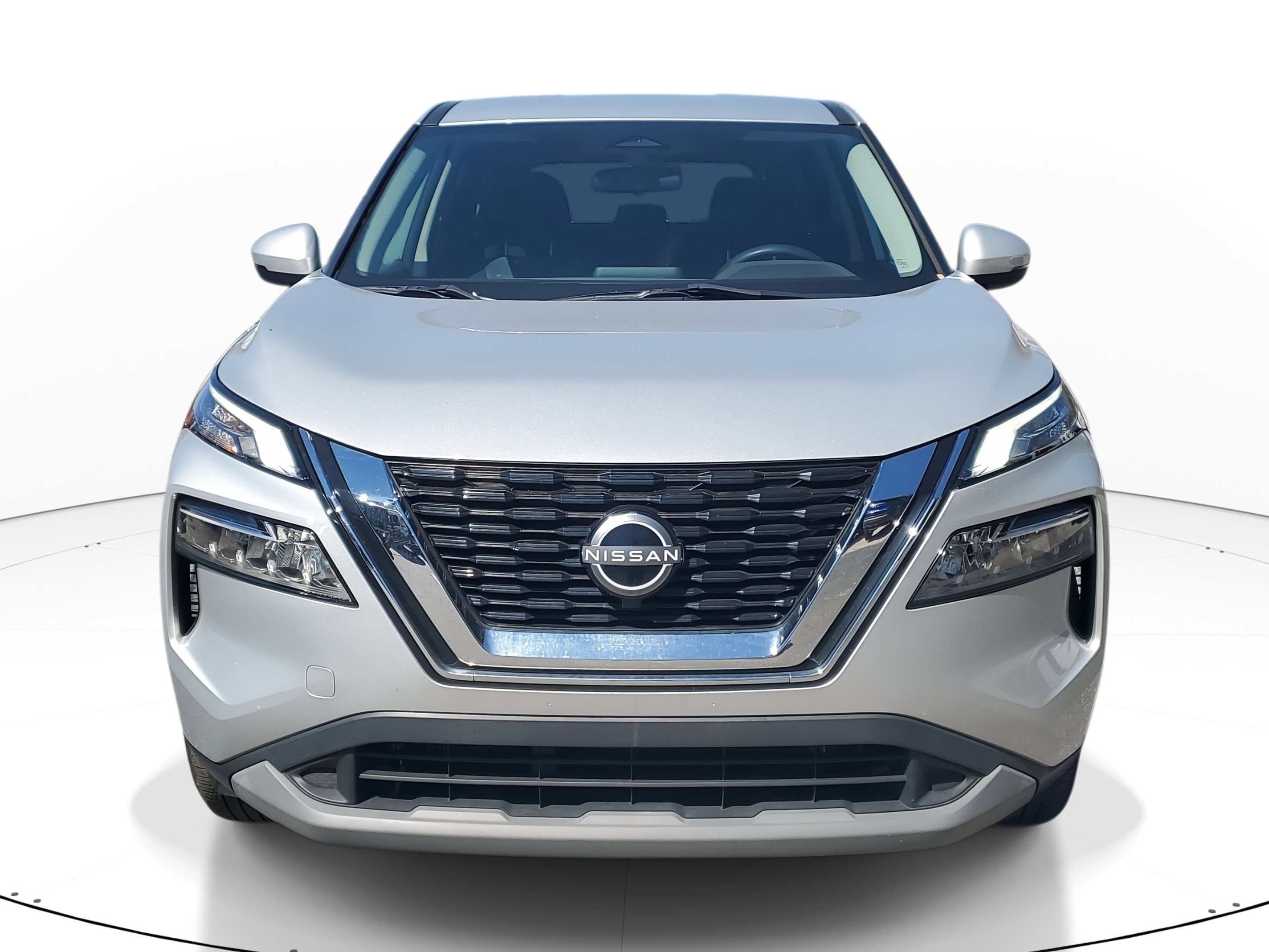 Used 2023 Nissan Rogue SV image 2