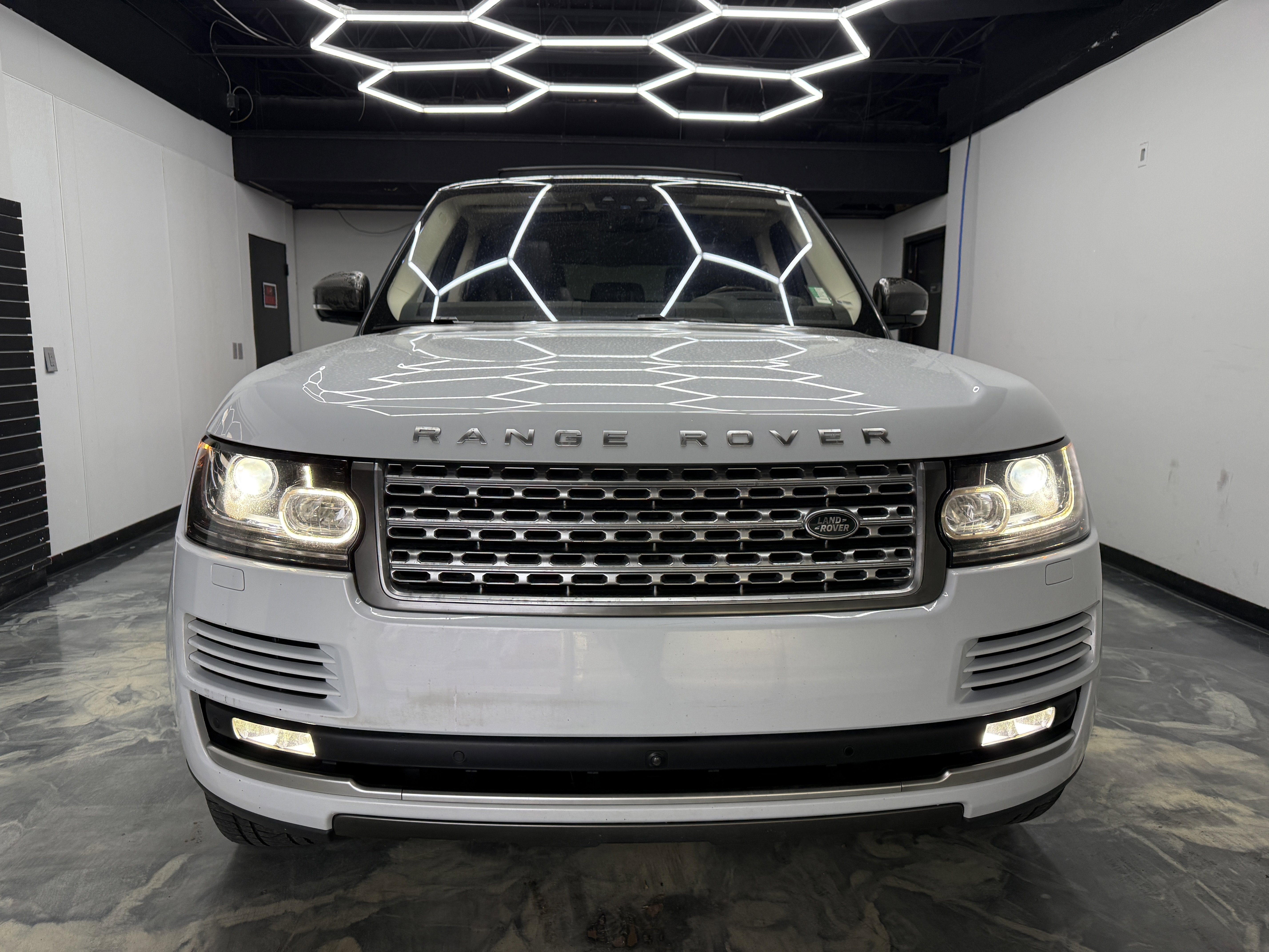 Used 2017 Land Rover Range Rover HSE image 3