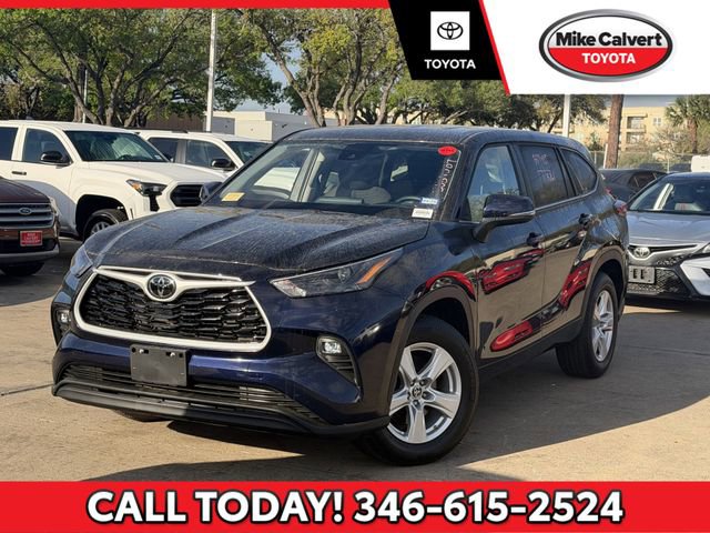 Used 2025 Toyota Highlander LE image 1