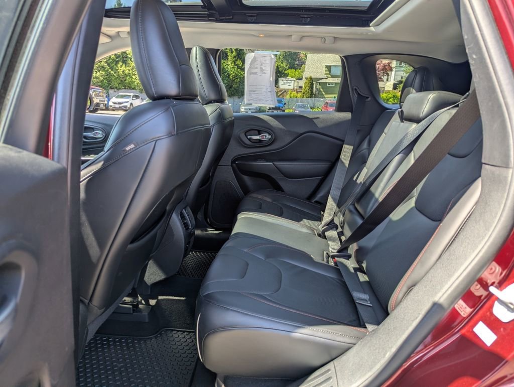Used 2020 Jeep Cherokee Trailhawk AWD/4WD image 31