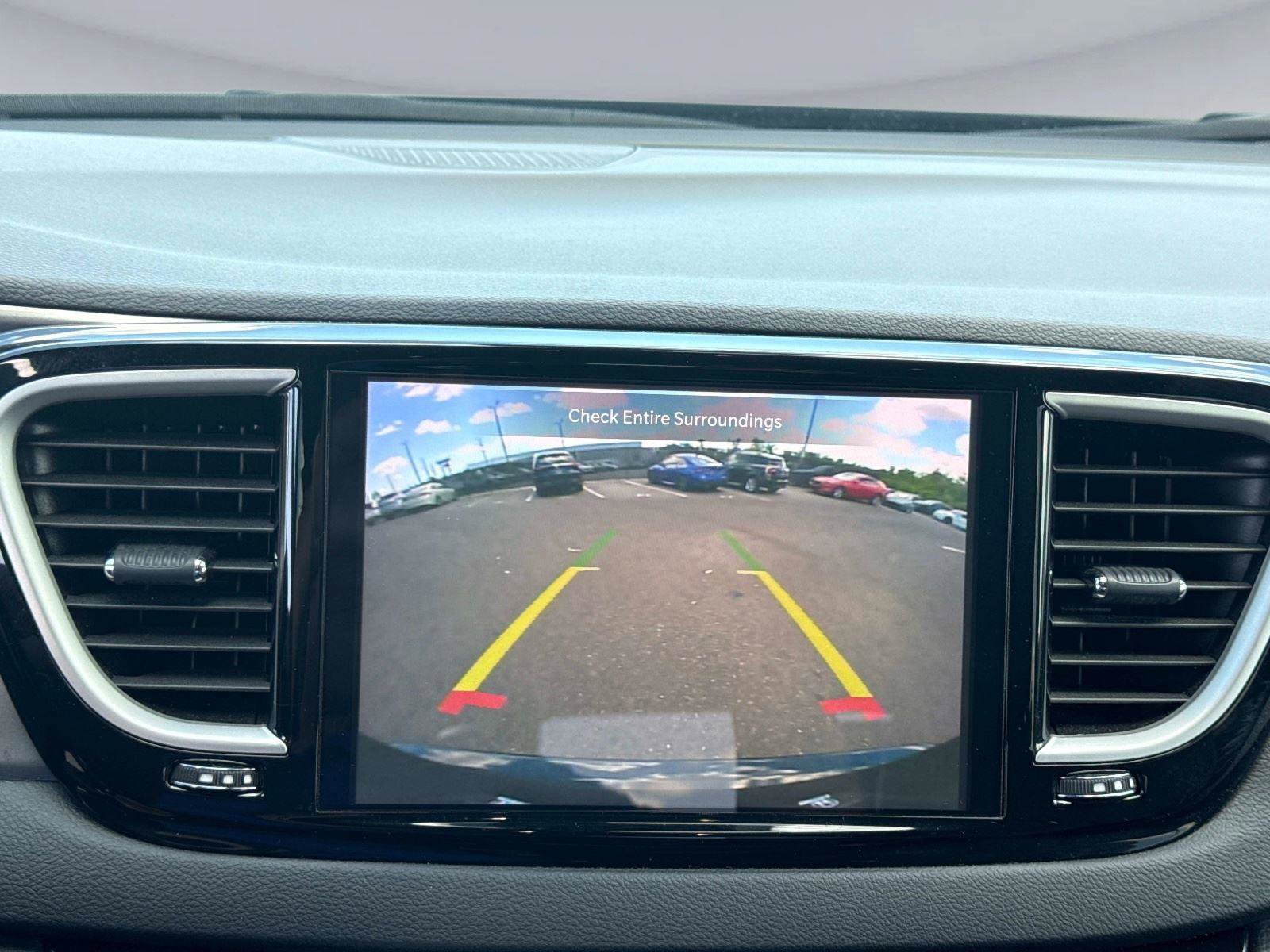 Used 2025 Chrysler Pacifica Select FWD image 24