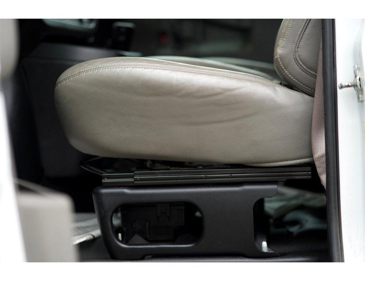 Used 2019 Chevrolet Express 2500 w/ Driver Convenience Package image 29