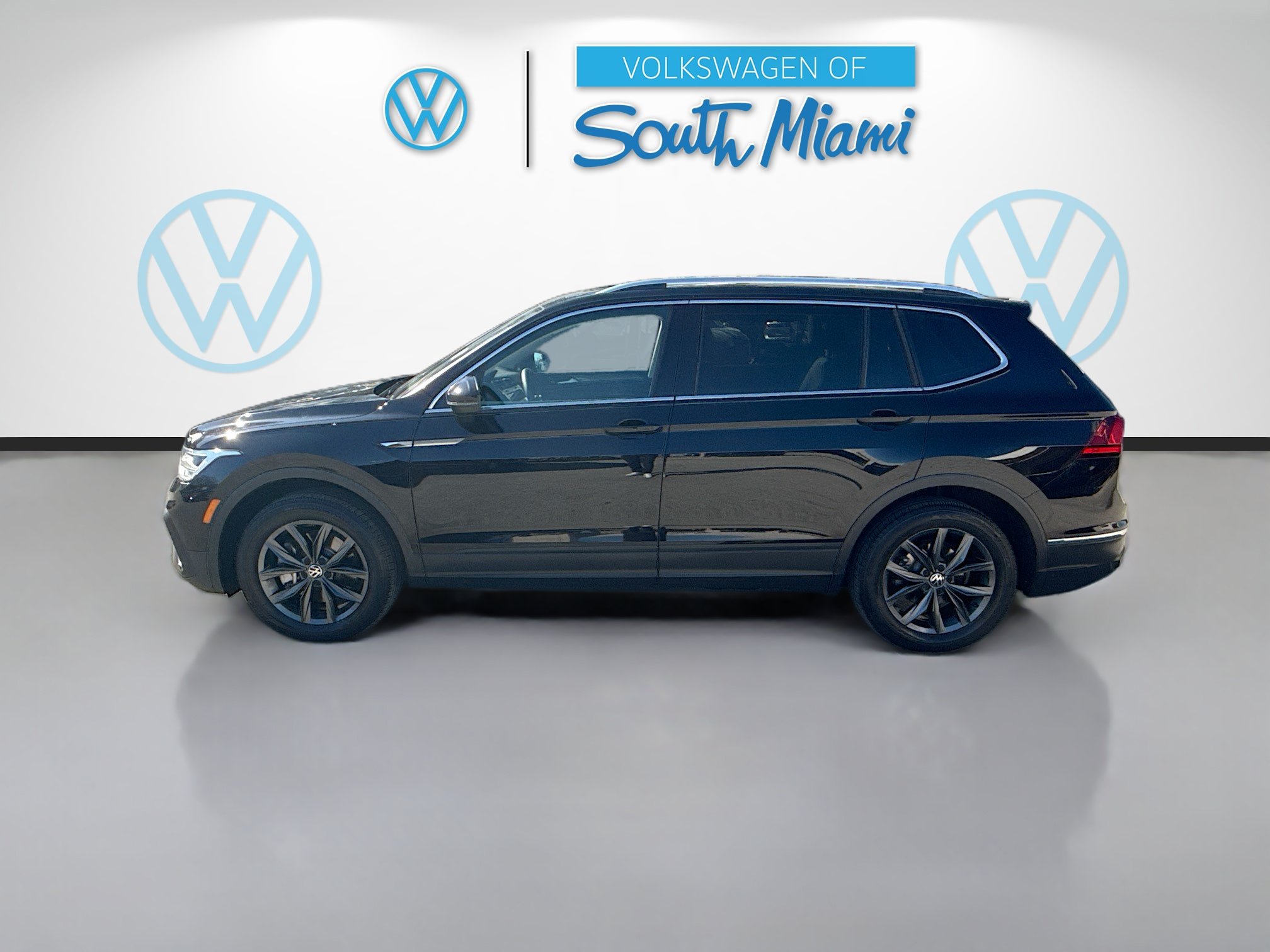 Used 2023 Volkswagen Tiguan SE w/ Panoramic Sunroof Package FWD image 4