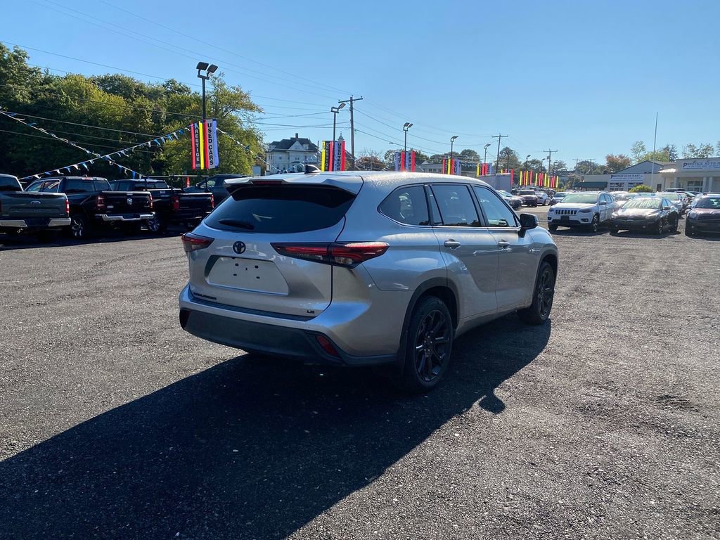 Used 2024 Toyota Highlander LE image 5