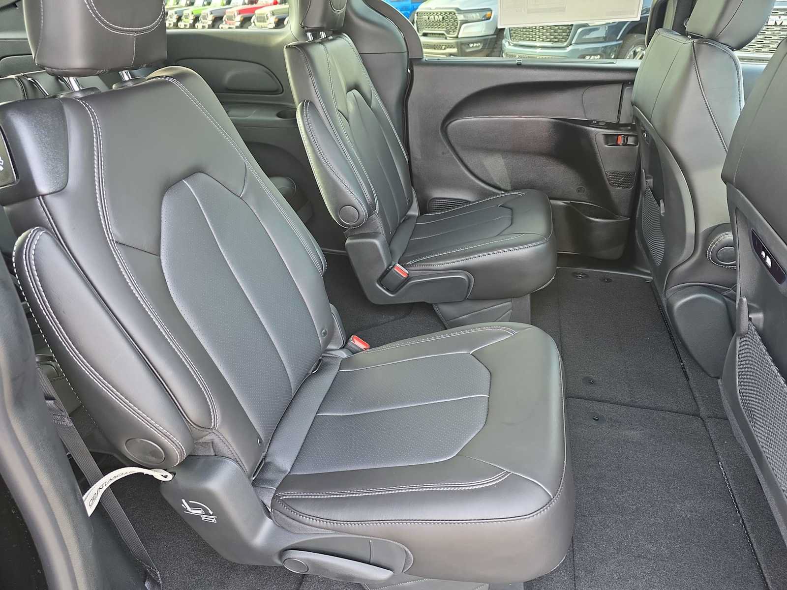 New 2026 Chrysler Pacifica Select FWD image 17