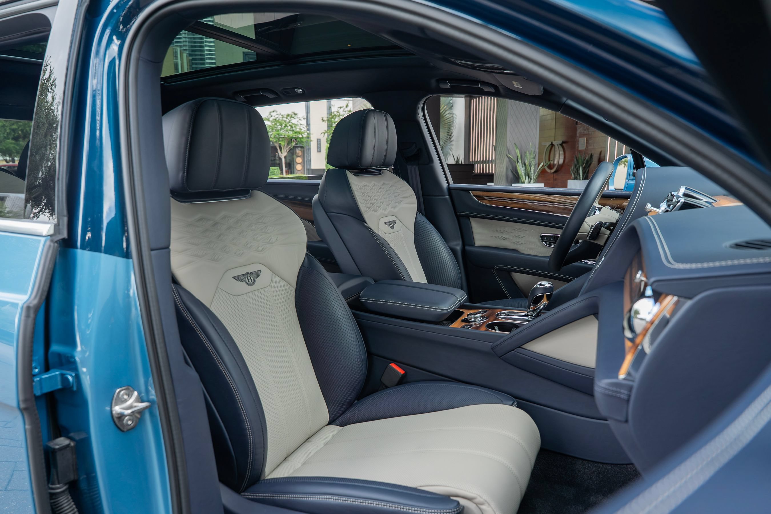 Certified 2025 Bentley Bentayga Extended Wheelbase AWD/4WD image 21