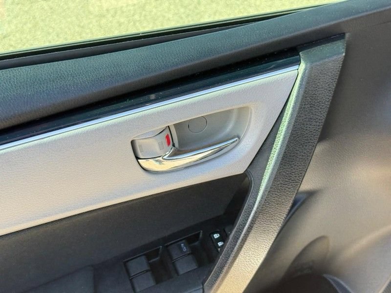 Used 2018 Toyota Corolla LE FWD image 18