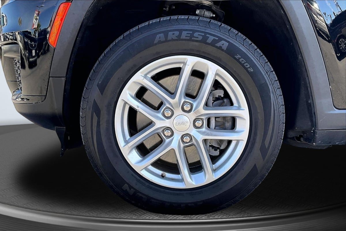 Used 2023 Jeep Grand Cherokee L Laredo w/ Luxury Tech Group I RWD image 9