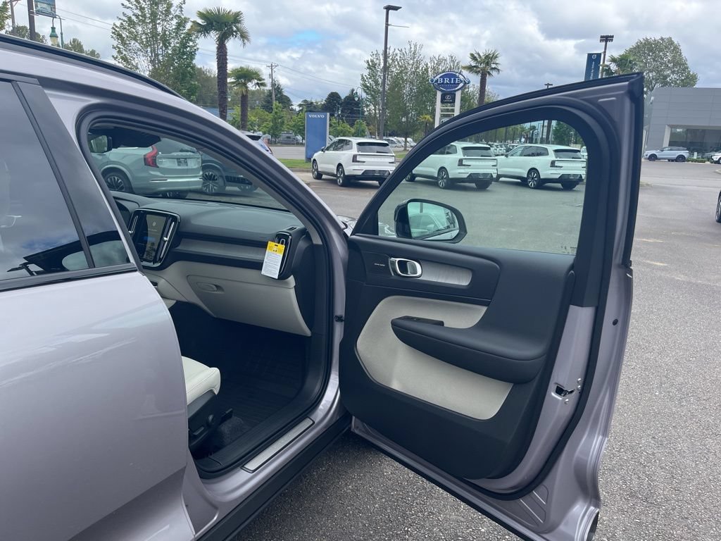 New 2026 Volvo XC40 B5 Ultra w/ Climate Package AWD/4WD image 19