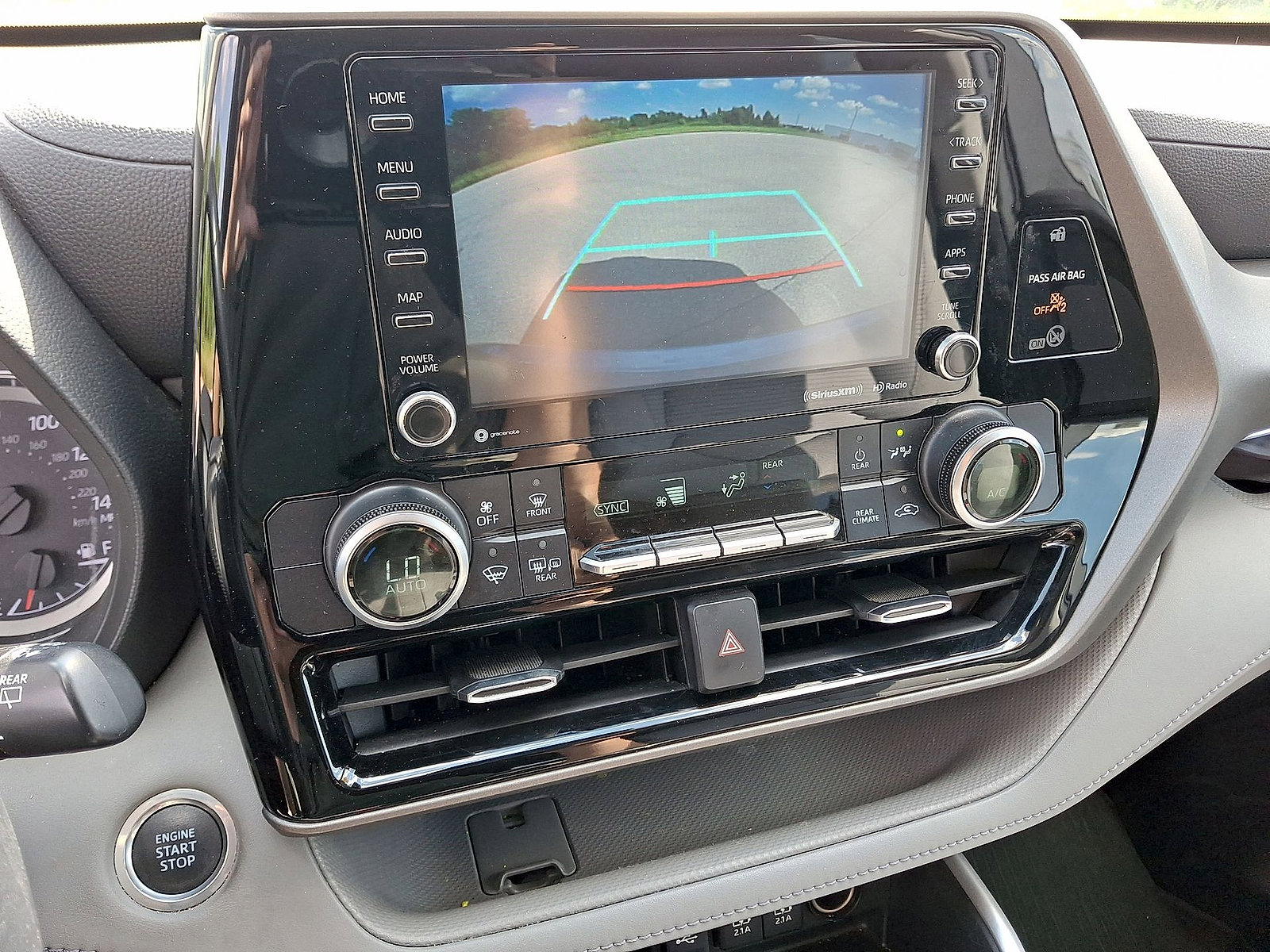 Used 2021 Toyota Highlander LE AWD/4WD image 15