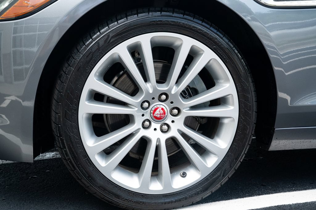 Used 2020 Jaguar XF Premium RWD image 21