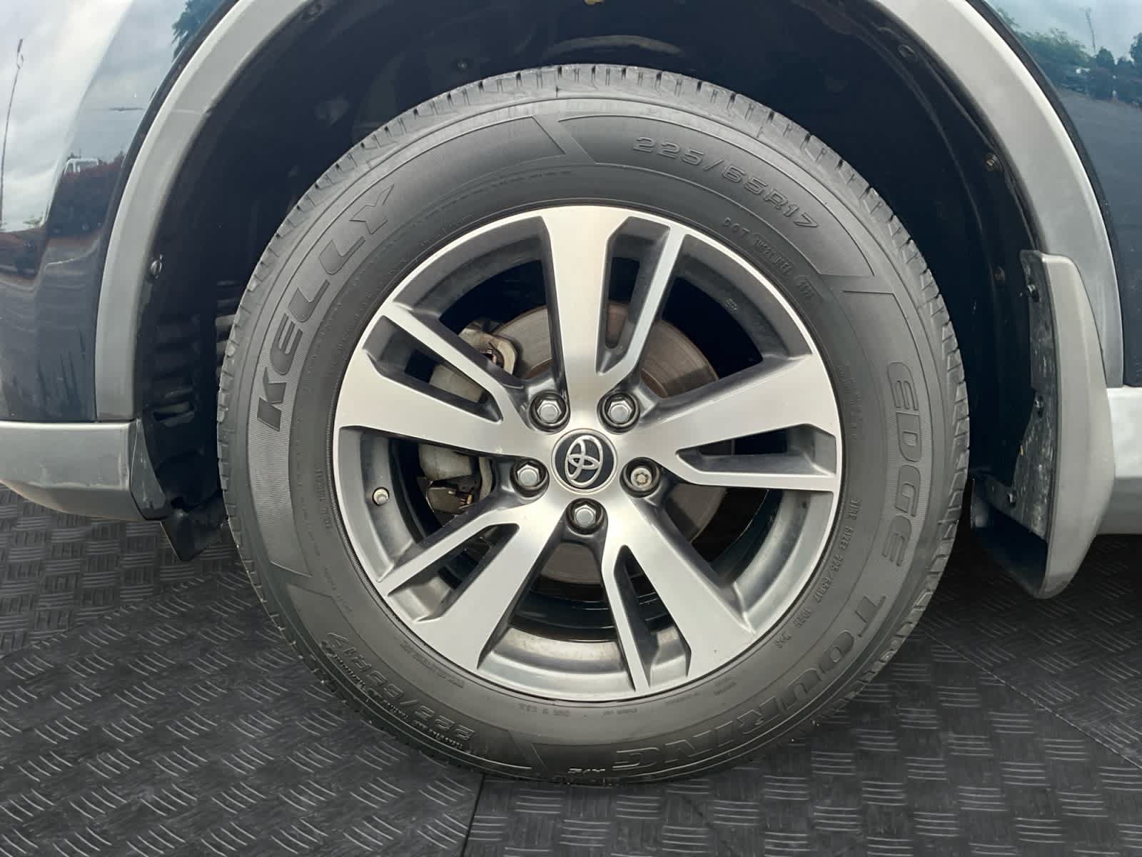Used 2018 Toyota RAV4 XLE AWD/4WD image 9