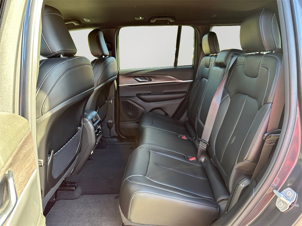 New 2025 Jeep Grand Cherokee Limited w/ Black Appearance Package image 15