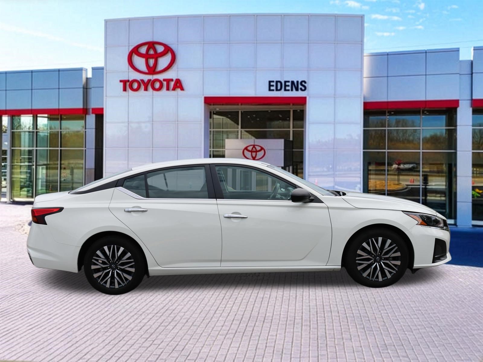 Used 2025 Nissan Altima 2.5 SV FWD image 2