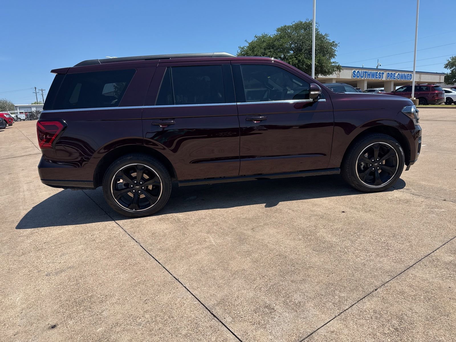 Used 2024 Ford Expedition Limited AWD/4WD image 8