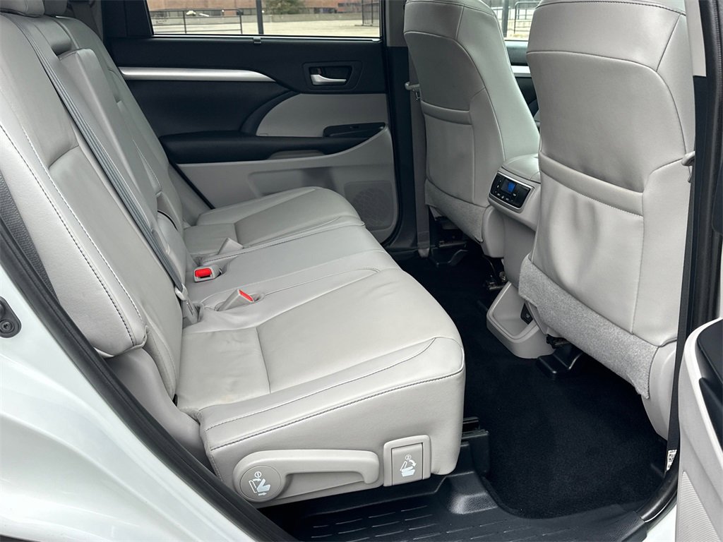 Used 2019 Toyota Highlander XLE image 18