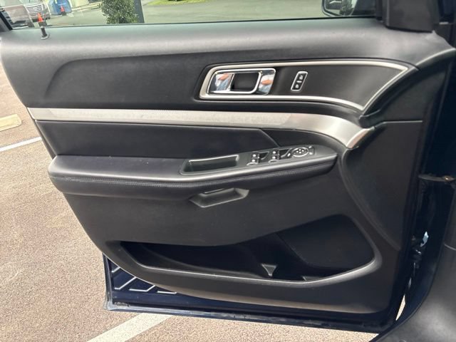 Used 2017 Ford Explorer XLT w/ Equipment Group 201A AWD/4WD image 28