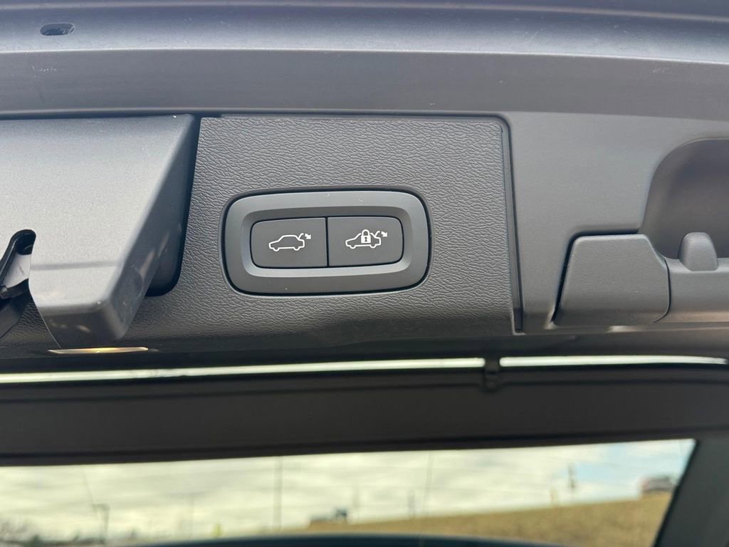 Used 2023 Volvo XC60 B5 Plus image 5