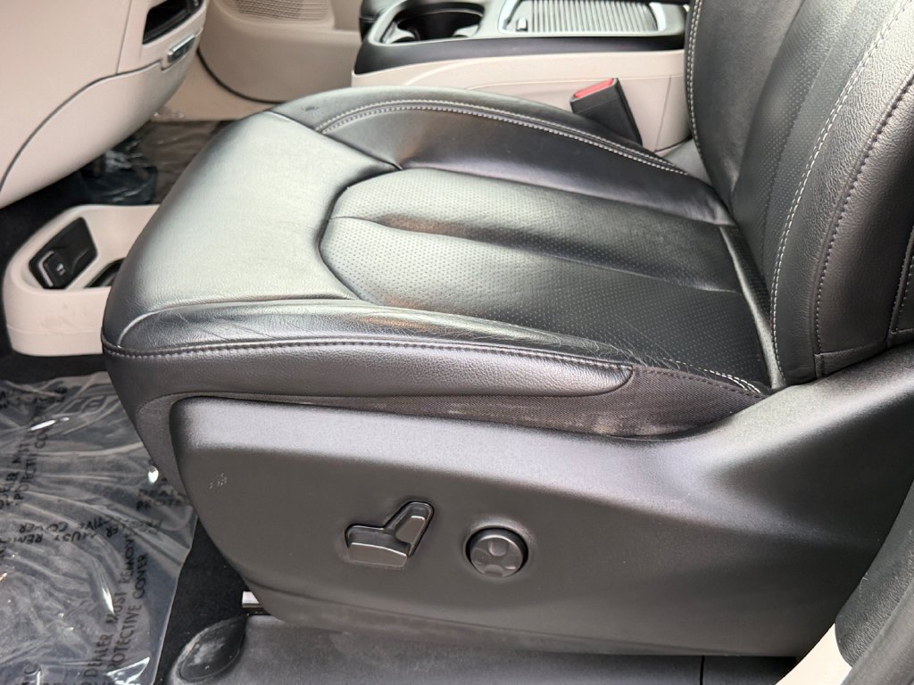 Used 2022 Chrysler Pacifica Touring-L w/ Uconnect Theater Family Group FWD image 17
