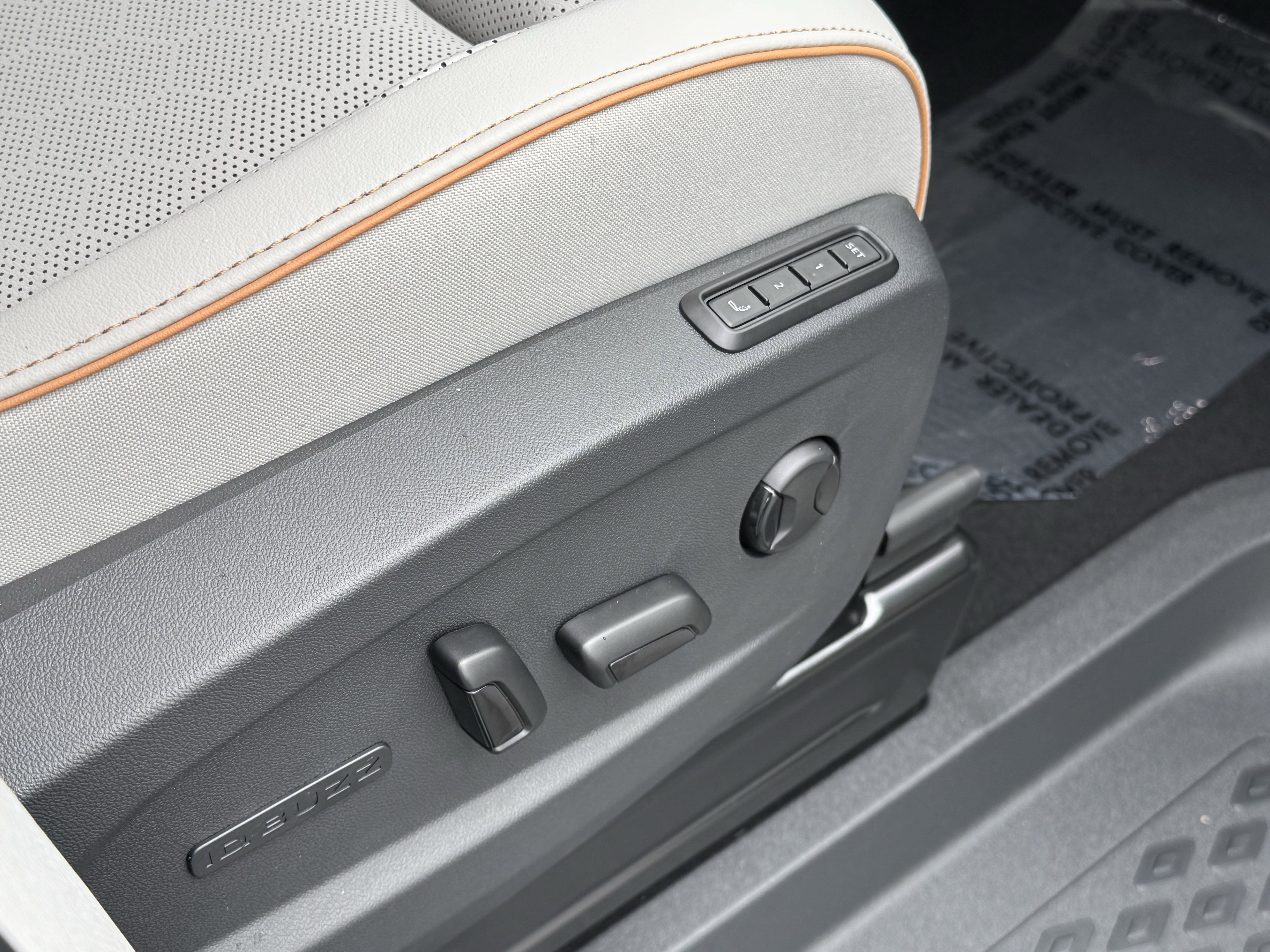 Used 2025 Volkswagen ID. Buzz 1st Edition image 40