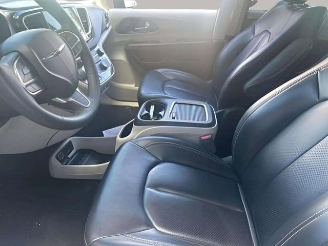 Used 2023 Chrysler Pacifica Touring-L image 7