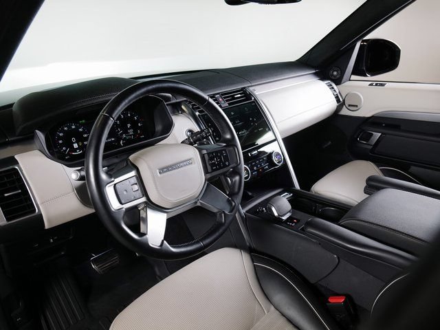 Used 2024 Land Rover Discovery Dynamic SE AWD/4WD image 17
