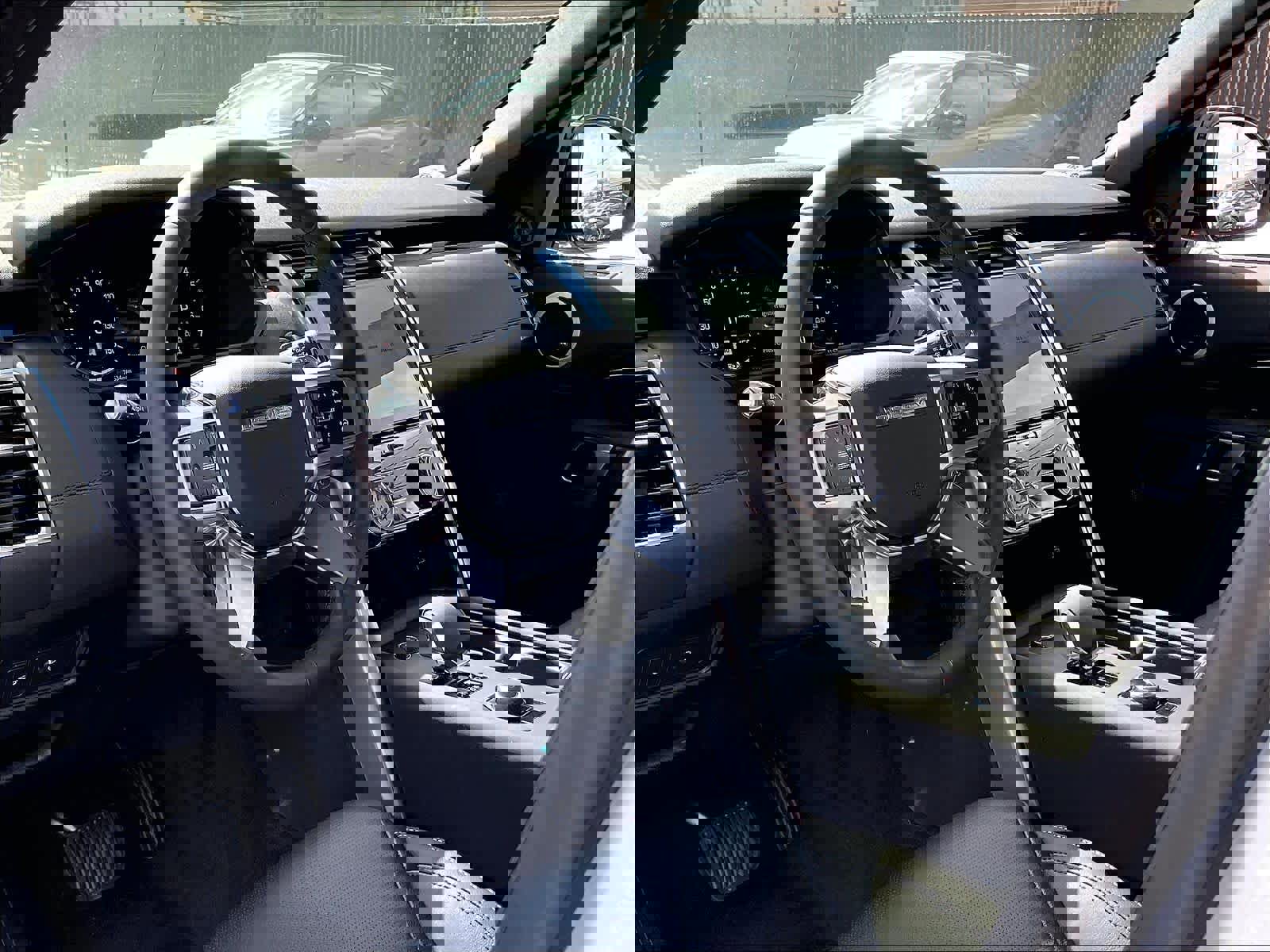 Used 2025 Land Rover Discovery S image 15