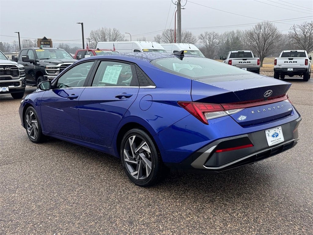 Used 2025 Hyundai Elantra Limited image 4