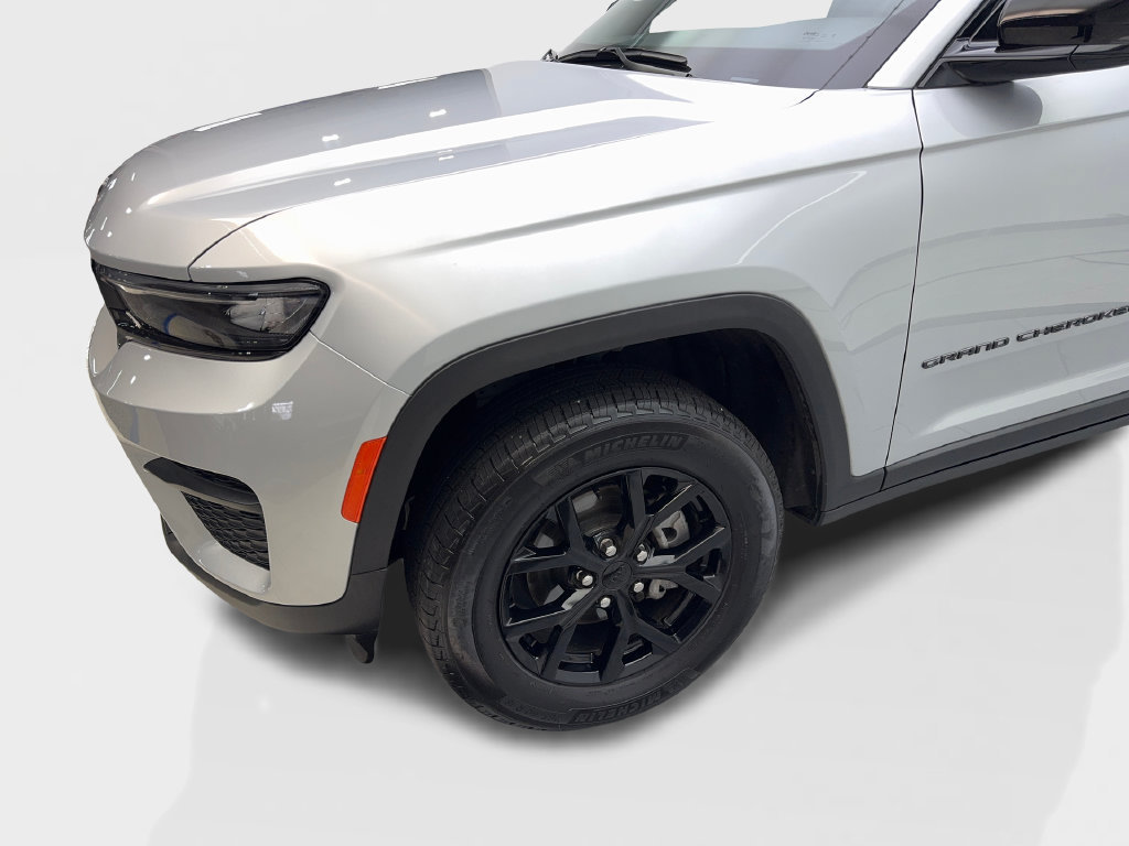 Used 2025 Jeep Grand Cherokee Altitude RWD image 20