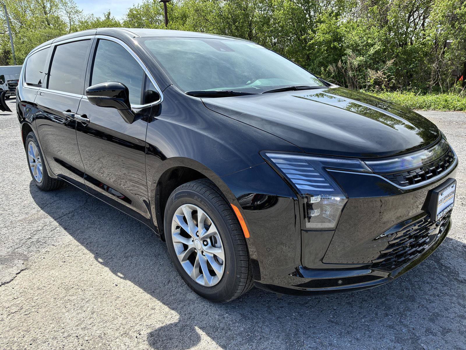 New 2027 Chrysler Pacifica Select AWD/4WD image 1