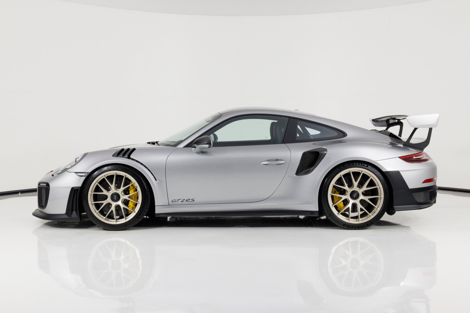 Used 2018 Porsche 911 GT2 RS RWD image 6