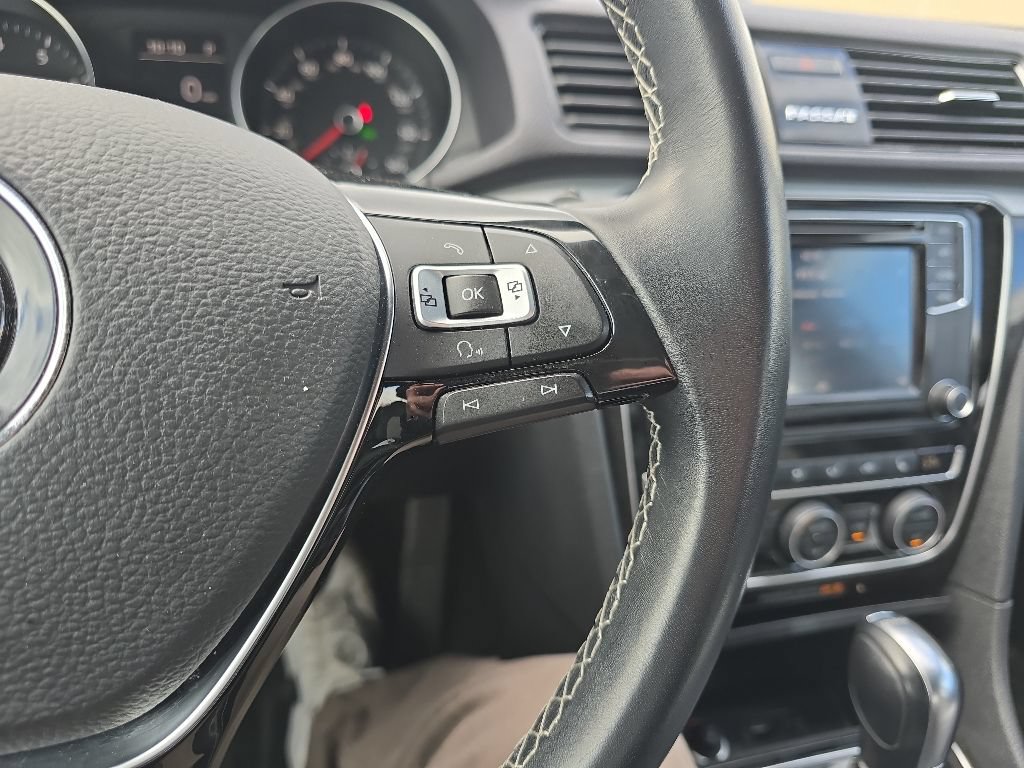 Used 2018 Volkswagen Passat 3.6 FWD image 12