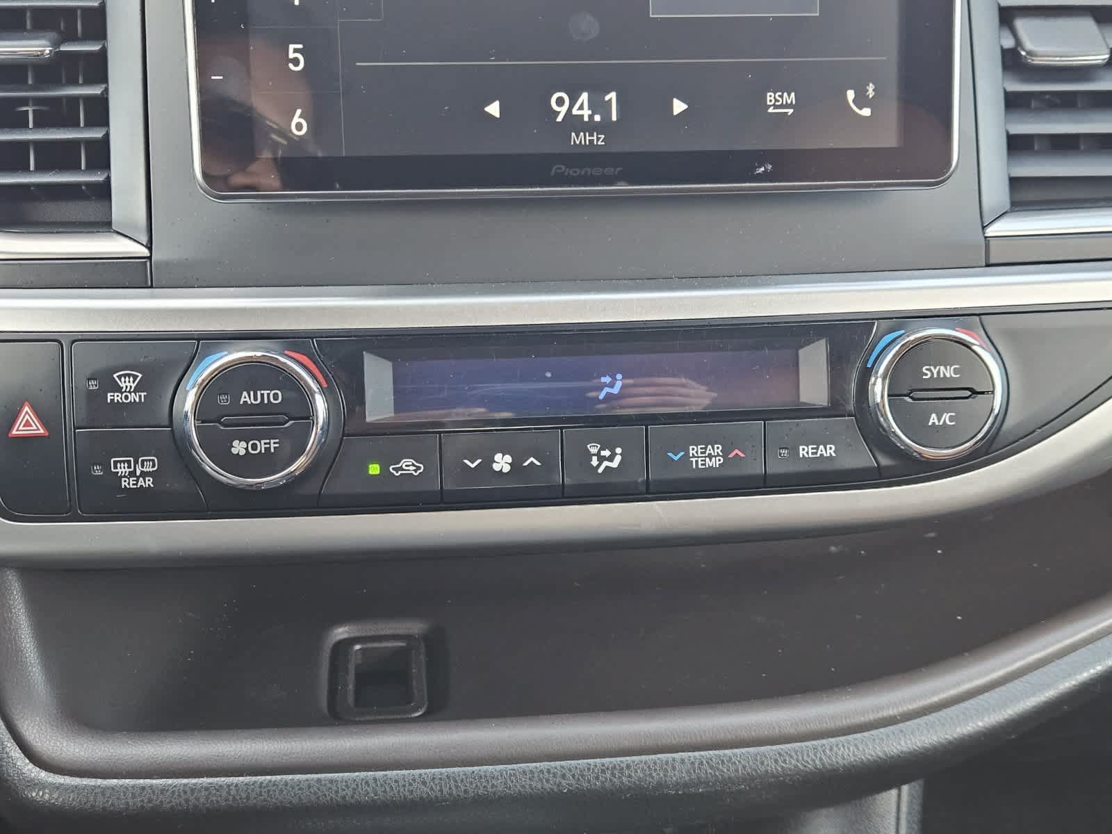 Used 2019 Toyota Highlander Limited Platinum w/ Carpet Mat Package (TMS) AWD/4WD image 17