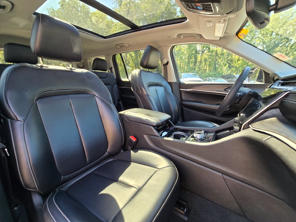 Used 2023 Jeep Grand Cherokee L Limited w/ Black Appearance Package AWD/4WD image 26