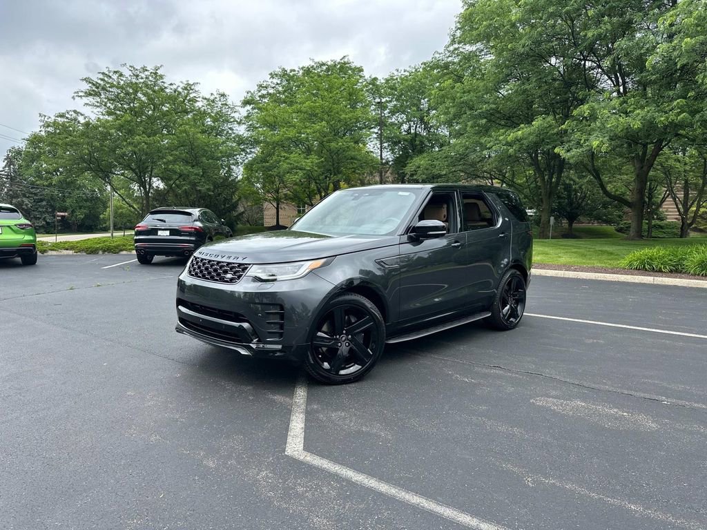 New 2025 Land Rover Discovery Dynamic SE image 1