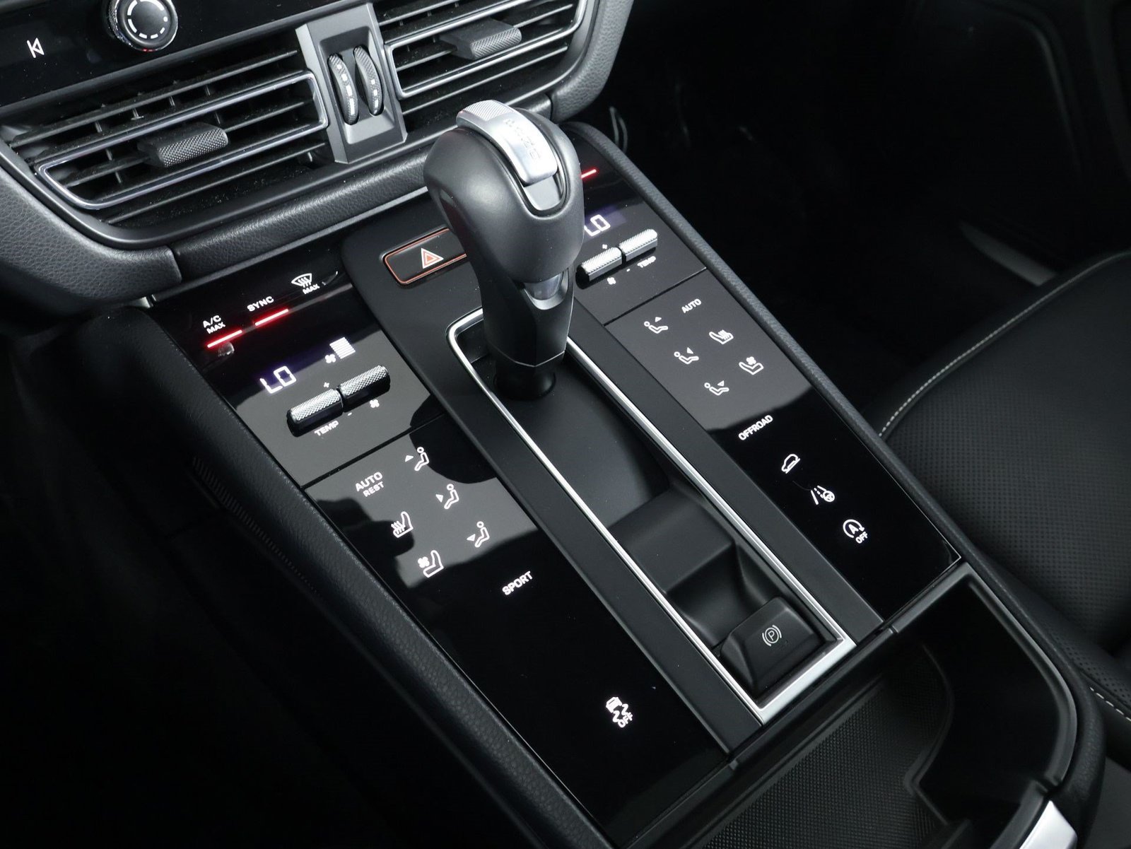 Certified 2026 Porsche Macan AWD/4WD image 18