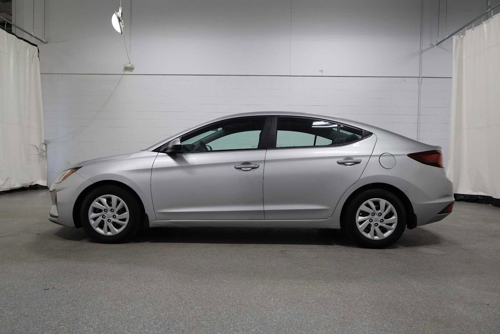 Used 2020 Hyundai Elantra SE image 2
