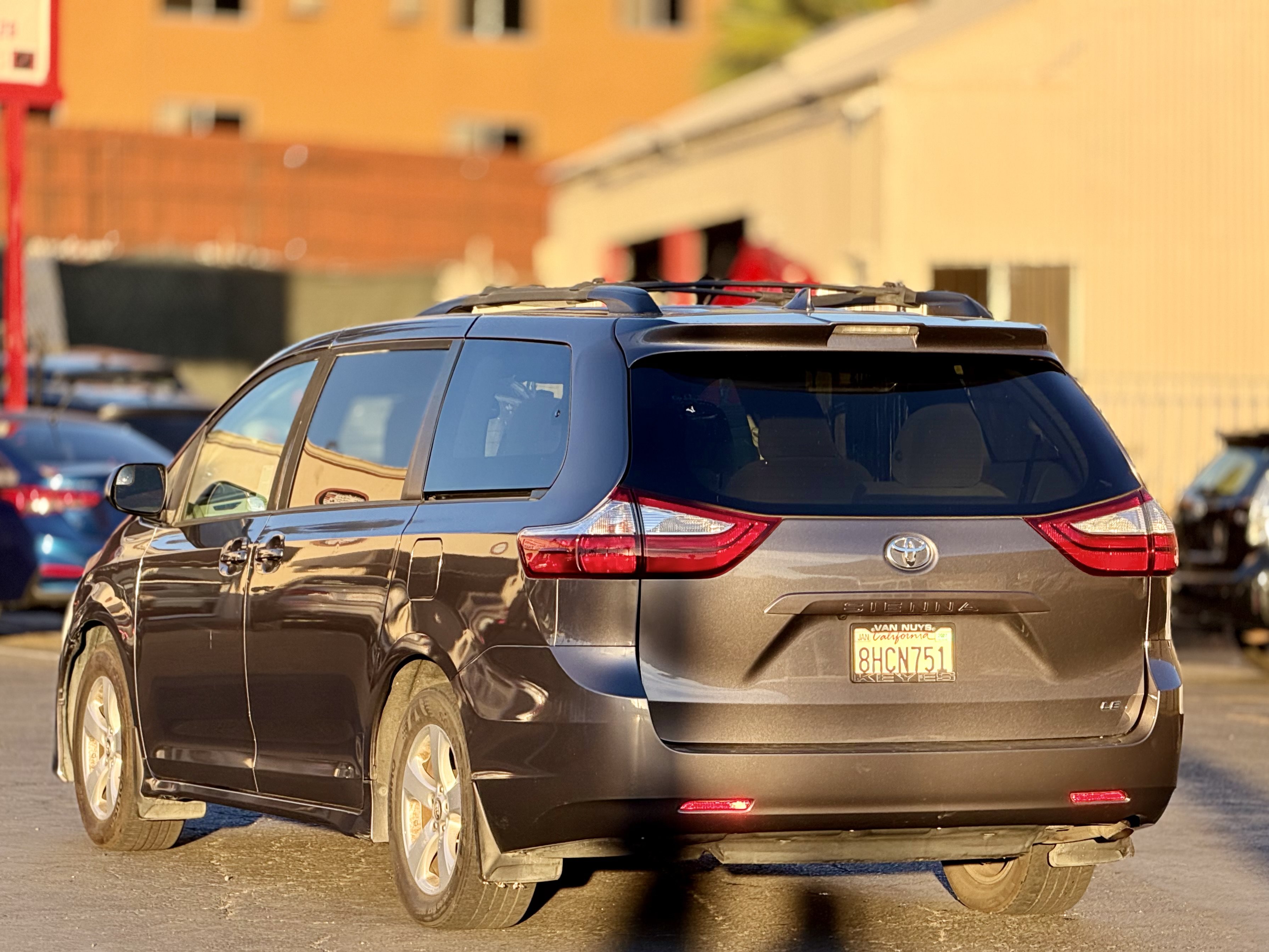 Used 2019 Toyota Sienna LE w/ Carpet Mat Package FWD image 11