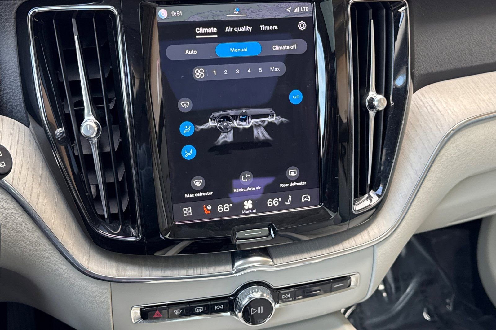 Certified 2023 Volvo XC60 B5 Plus w/ Protection Package Premier AWD/4WD image 24
