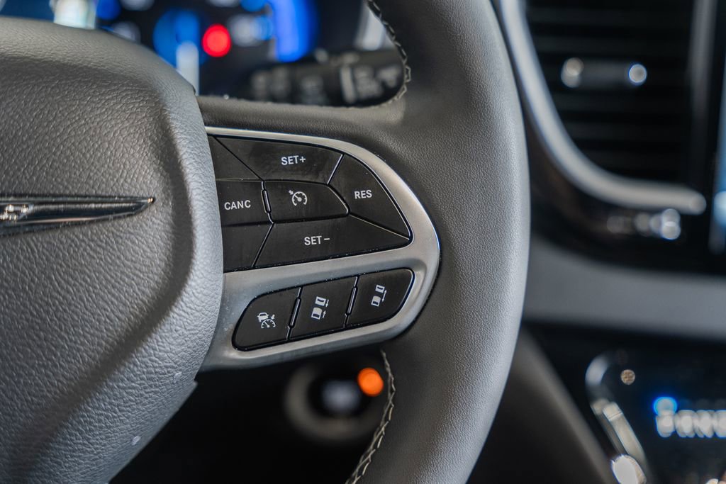 Used 2025 Chrysler Pacifica Select image 32