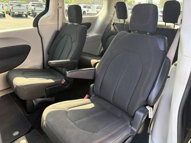 Used 2017 Chrysler Pacifica Touring FWD image 18