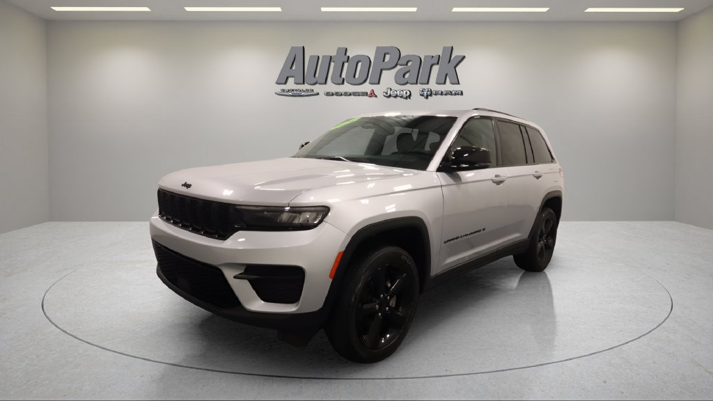 Certified 2024 Jeep Grand Cherokee Altitude AWD/4WD image 3